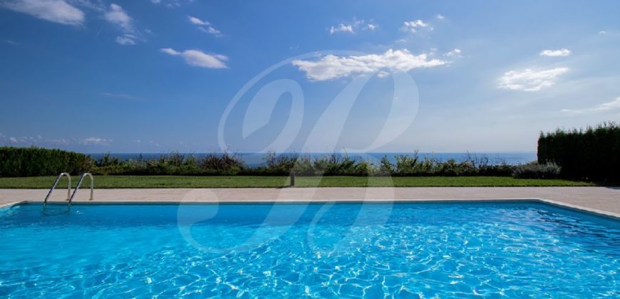 Maßgeschneiderte 250qm Villa mit Pool und Ausblick aufs Meer